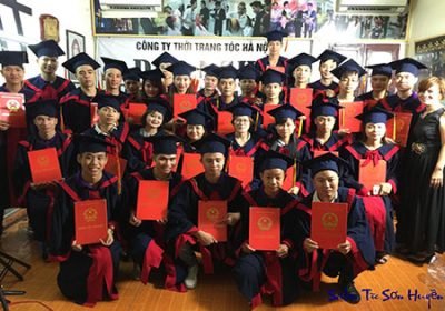 Lễ trao bằng tốt nghiệp tại Sơn Huyền